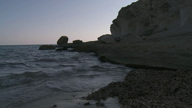 西班牙安达卢西亚Agua Amarga Cabo de Gata自然公园的Cala de Enmedio海滩和火山悬崖视频素材