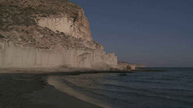 西班牙安达卢西亚Agua Amarga Cabo de Gata自然公园的Cala de Enmedio海滩和火山悬崖视频素材