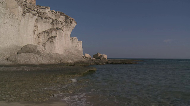 西班牙安达卢西亚Agua Amarga Cabo de Gata自然公园的Cala de Enmedio海滩和火山悬崖视频素材