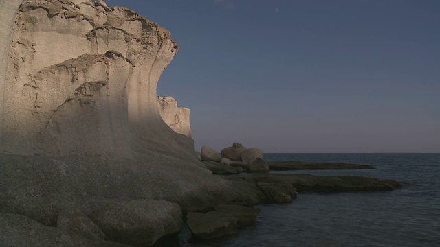 MS Cala de Enmedio在Cabo de Gata自然公园/ Agua Amarga火山悬崖，安达卢西亚，西班牙视频素材