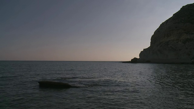 Cala de Enmedio海滩火山悬崖Cabo de Gata自然公园/ Agua Amarga，安达卢西亚，西班牙视频素材