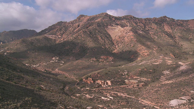 在西班牙安达卢西亚Cabo de Gata自然公园/ Los Escullos附近的山上，云的影子移动视频素材