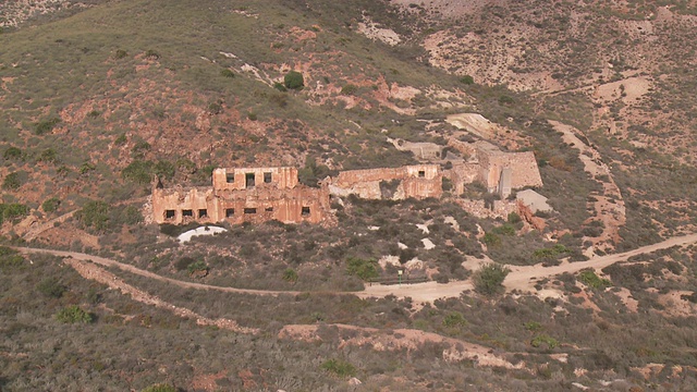 WS View of Ruins of gold mining process plant / Los Escullos，安达卢西亚，西班牙视频素材