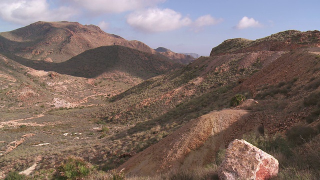 在西班牙安达卢西亚Cabo de Gata自然公园/ Los Escullos附近的山上，云的影子移动视频素材