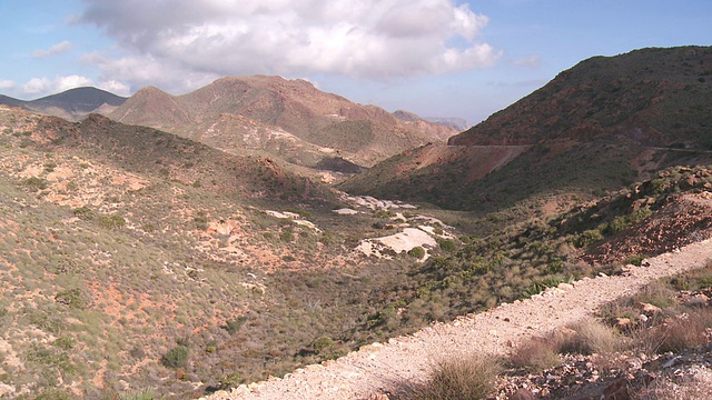 在西班牙安达卢西亚Cabo de Gata自然公园/ Los Escullos附近的山上，云的影子移动视频素材