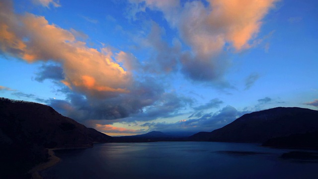 黄昏时分的富士山和元津湖。视频素材