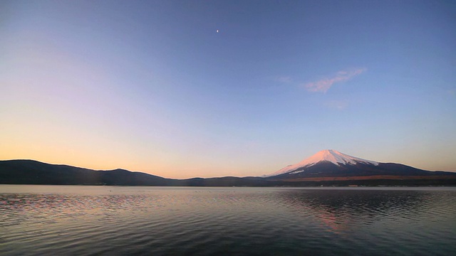 黎明前的富士山和山中湖。视频素材