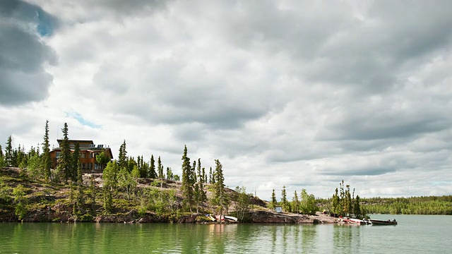 加拿大西北地区耶洛奈夫(Yellowknife)偏远小屋上空翻滚的云视频下载