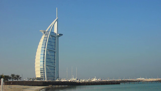 WS View of Worlds只有七星级酒店Burj Al Arab豪华和水在海滩/迪拜，阿拉伯联合酋长国视频素材