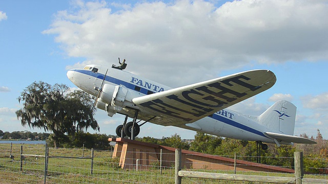 MS View of Fantasy of Flight Attraction博物馆在奥本代尔湖和老飞机博物馆/湖区，佛罗里达，美国视频素材