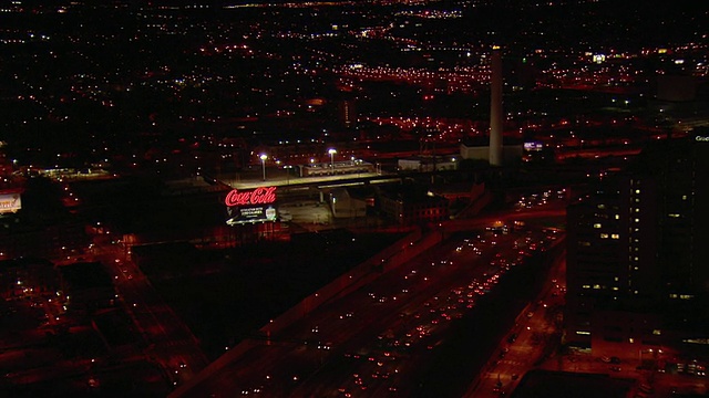 WS AERIAL ZI View of Traffic moving on street at night /亚特兰大，乔治亚州，美国视频素材