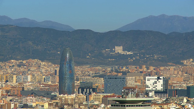 全景城市景观与Torre Agbar和山/巴塞罗那，加泰罗尼亚，西班牙视频素材