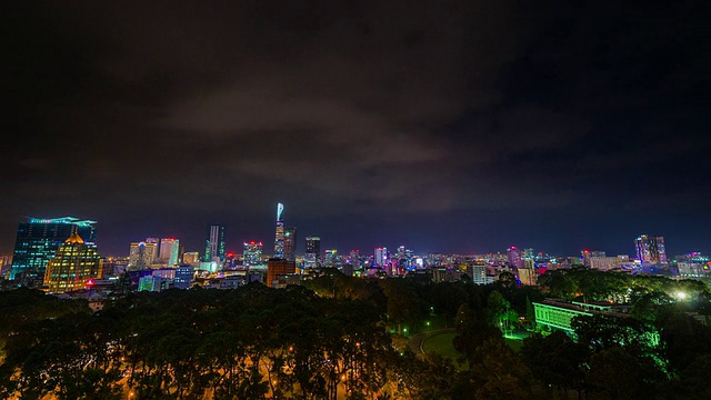 从白天到晚上的城市和统一宫/胡志明市-西贡，越南视频素材