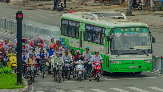 越南胡志明市-西贡繁忙环岛(死亡圈)混乱的交通景象视频素材