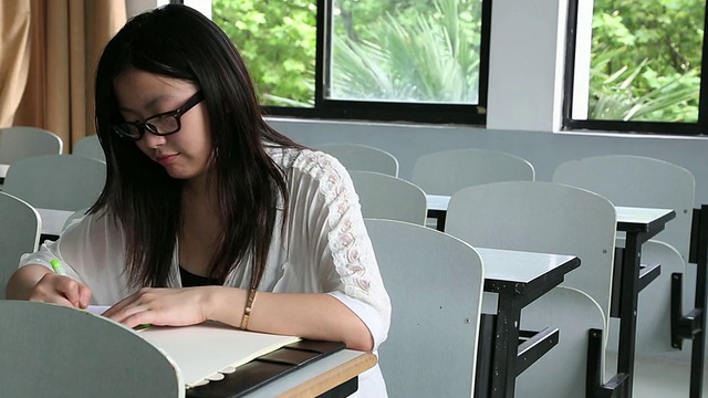 年轻女性在自助餐厅用电子平板电脑玩游戏视频素材