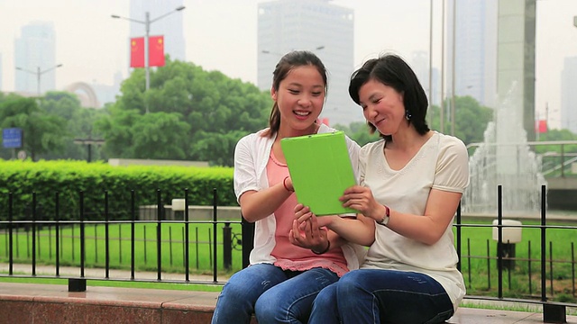 在公园里散步的年轻女人视频素材