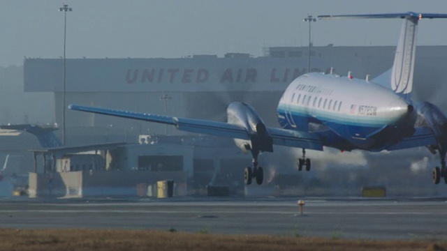 联合航空公司的喷气飞机正在着陆视频素材