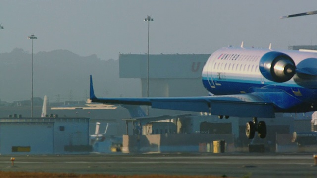 联合航空公司的飞机在旧金山机场着陆视频素材