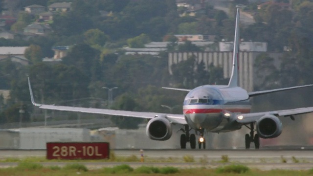 美国航空公司的喷气式飞机在起飞时冲向镜头视频素材