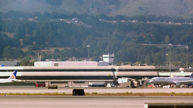 美国联合航空公司的喷气式客机从旧金山国际机场起飞视频素材