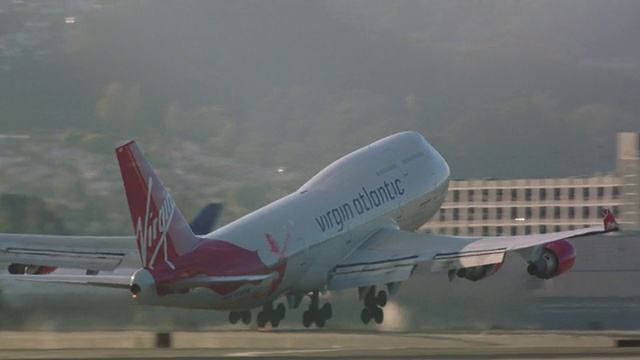 维珍航空747客机在起飞前从旧金山机场起飞视频素材