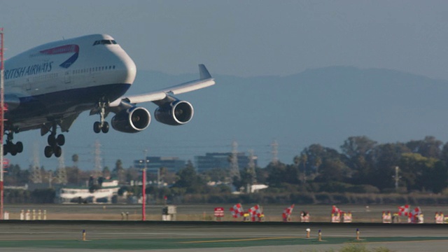 英国航空公司的747客机滑行平稳着陆，第二架英航大型客机在后台等待起飞视频素材