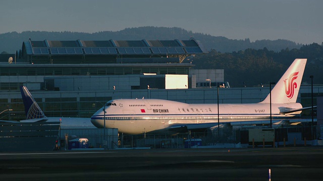 中国航空747客机在日落时等待穿越飞机交通视频素材