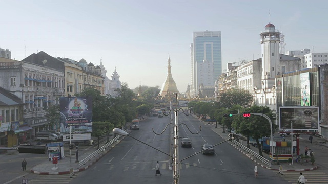 桑娜塔路在仰光中心，桑娜塔在背景/缅甸仰光视频素材