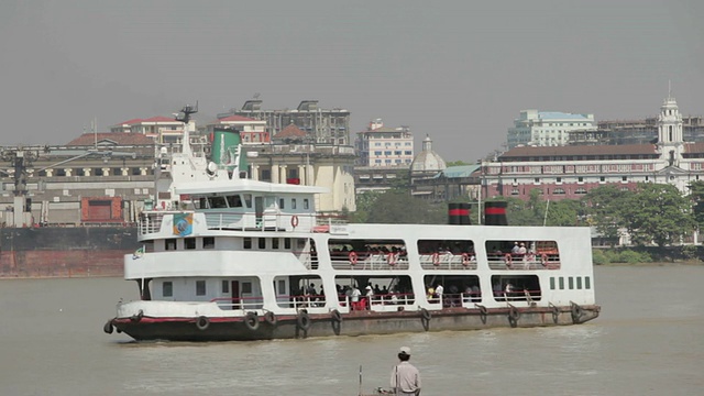 乘客渡船穿过仰光河，背景是仰光的殖民建筑/仰光，缅甸视频素材