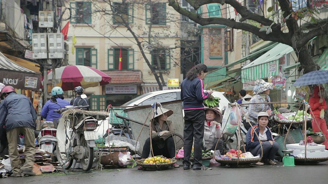 越南河内市中心一个户外市场的水果和蔬菜商贩视频素材