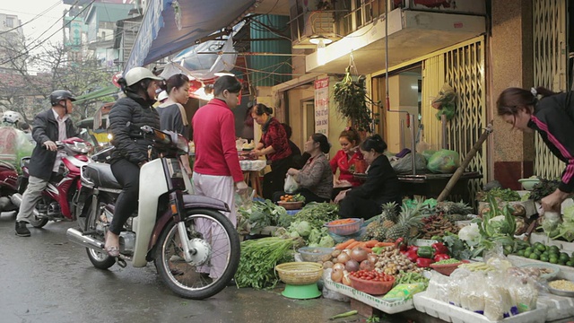 越南河内市中心一个户外市场上的水果和蔬菜商贩视频素材