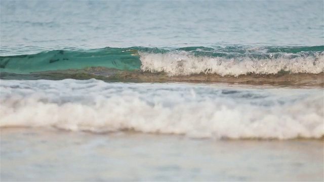 西班牙伊比沙岛，海浪翻滚过礁石视频素材