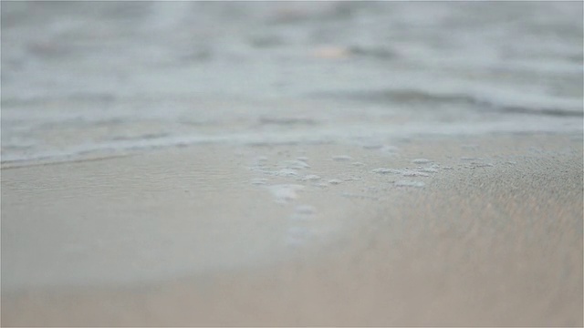 CU, SELECTIVE FOCUS Waves on a sandy beach / Ibiza，西班牙视频素材