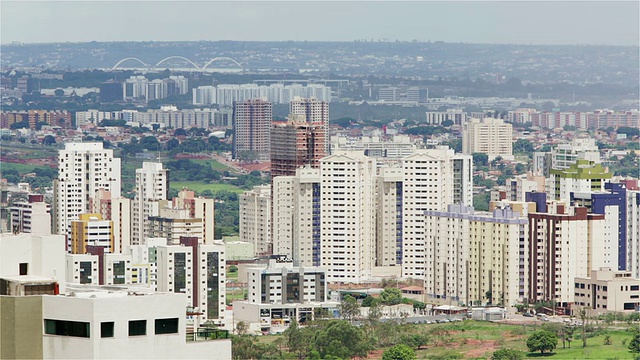 MS高层住宅区，远处有Juscelino Kubitschek桥/巴西巴西利亚视频素材