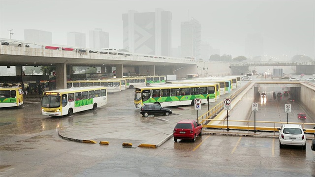 大雨中的MS Brasilia公交站(Rodoviaria) /巴西利亚，巴西视频素材