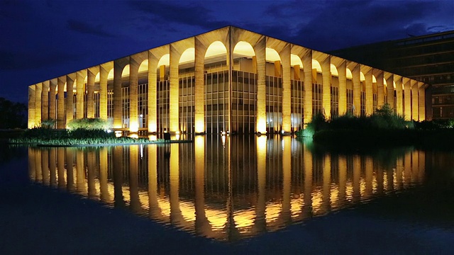 Palacio Itamaraty / Itamaraty Palace at dusk /巴西利亚，巴西视频素材