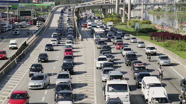 巴西圣保罗Morumbi区一条繁忙的高速公路上交通拥堵视频素材