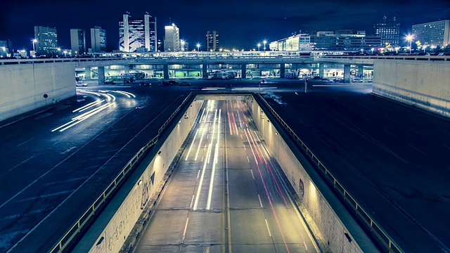 巴西巴西利亚中心多层高速公路的交通及城市景观视频素材