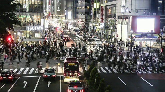 日本东京，涩谷，晚上八公路口拥挤的人群和交通视频素材