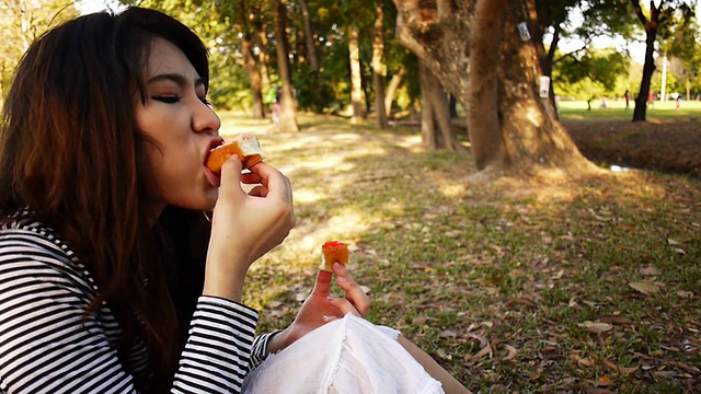 女人吃着美味视频下载