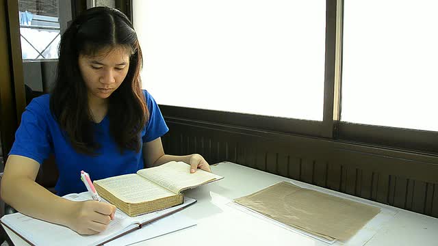 泰国女学生在笔记本上的短笔记。视频素材