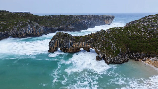 时间流逝Cuevas del Mar海滩，兰尼斯议会，坎塔布里安海，阿斯图里亚斯，西班牙，欧洲视频素材