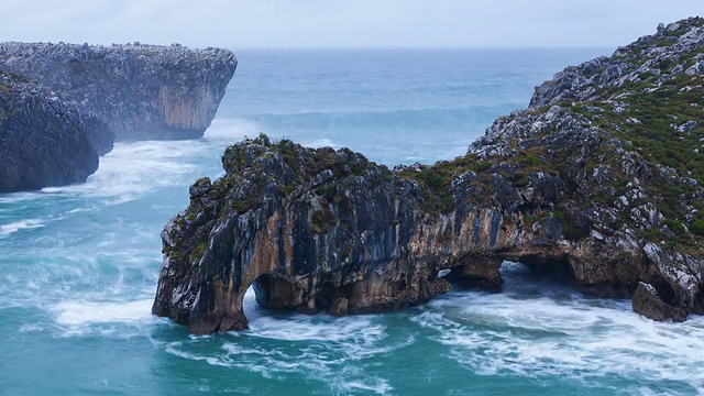 时间流逝Cuevas del Mar海滩，兰尼斯议会，坎塔布里安海，阿斯图里亚斯，西班牙，欧洲视频素材