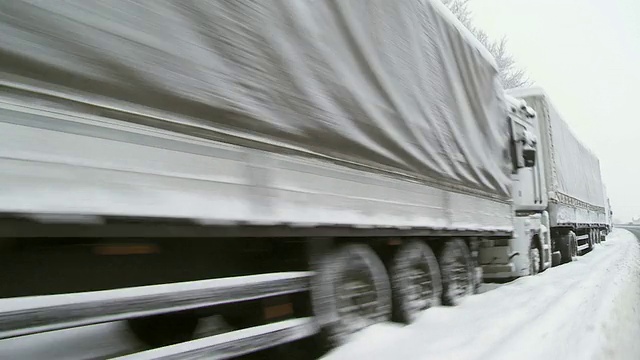 高清:在暴风雪期间车队排除视频素材