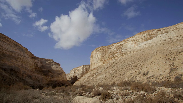 云层掠过沙漠峡谷视频素材