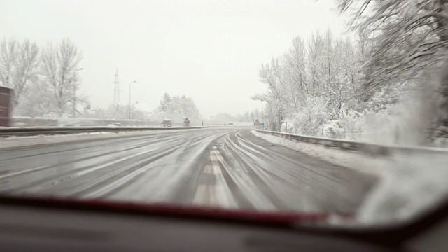 HD:在雪中驾驶视频素材