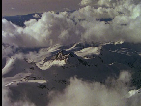 空中云雾+雪山视频下载