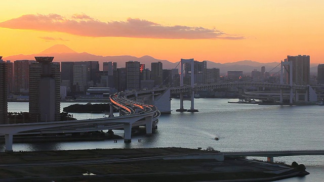 东京市中心夜景与彩虹桥视频素材