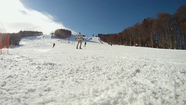 HD:在滑雪坡上滑雪视频素材