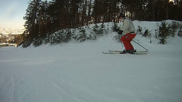 HD:沿着滑雪坡跟随滑雪者视频素材